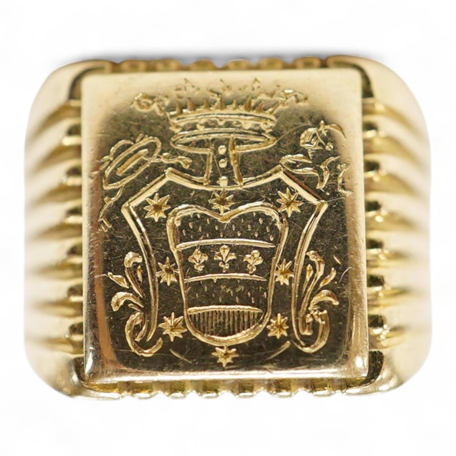 A continental 18k signet ring, with fluted shoulders and engraved with a family crest, size I, 9.1 grams.